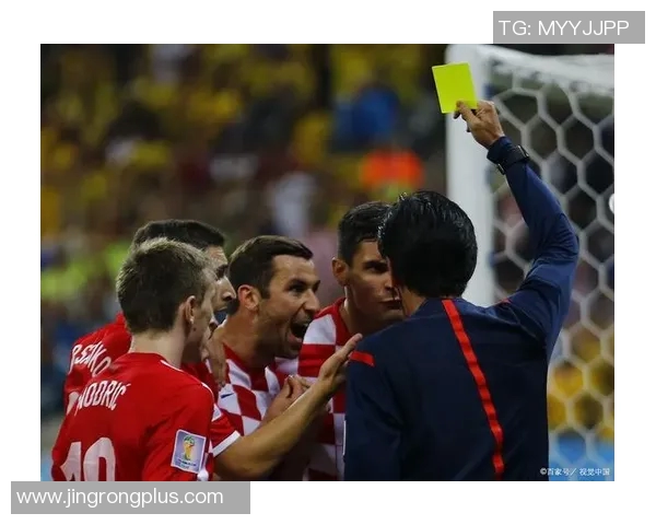 足球红牌规则解析与应用对比赛公平性的影响探讨 足球红牌规则解析与应用对比赛公平性的影响探讨